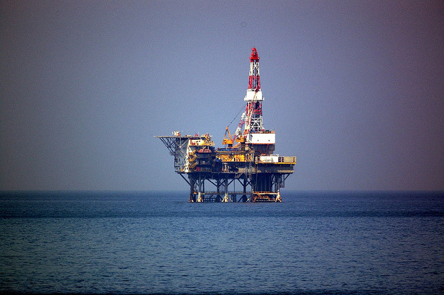 Oil rig photo by Tsuda. License: CC BY-SA 2.0.