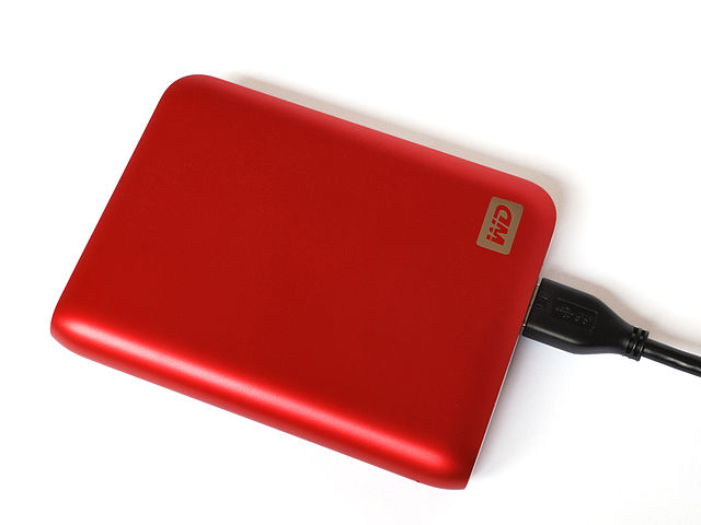 Portable Hard Disk 1TB Western Digital. Image by Harke. License: CC BY-SA 3.0.